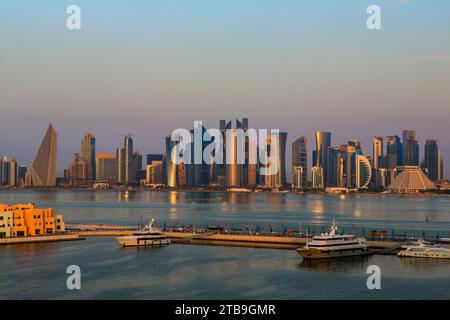 Lo skyline della capitale Doha all'alba; Doha, Qatar Foto Stock