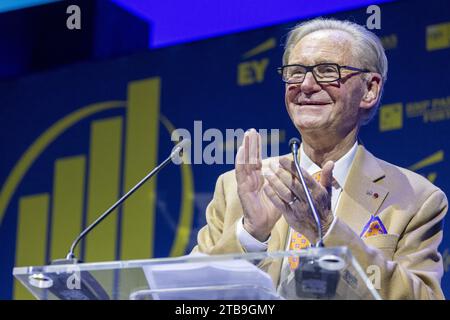 Bruxelles, Belgio. 5 dicembre 2023. L'industriale fiammingo Willy Naessens tiene un discorso in occasione della cerimonia di premiazione della 29a edizione della "compagnia dell'anno" e della "Scala dell'anno" (fiamminga) per l'anno 2023, martedì 05 dicembre 2023 a Bruxelles. BELGA PHOTO NICOLAS MAETERLINCK Credit: Belga News Agency/Alamy Live News Foto Stock