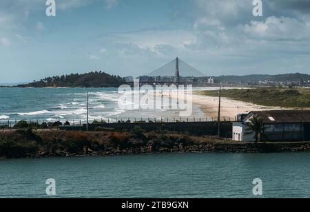 Vista aerea di Ilheus, città turistica di Bahia. Centro storico della città con il famoso ponte sullo sfondo Foto Stock