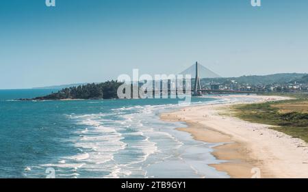 Vista aerea di Ilheus, città turistica di Bahia. Centro storico della città con il famoso ponte sullo sfondo Foto Stock