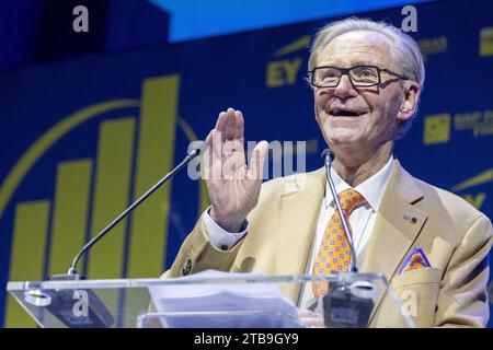 Bruxelles, Belgio. 5 dicembre 2023. L'industriale fiammingo Willy Naessens tiene un discorso in occasione della cerimonia di premiazione della 29a edizione della "compagnia dell'anno" e della "Scala dell'anno" (fiamminga) per l'anno 2023, martedì 05 dicembre 2023 a Bruxelles. BELGA PHOTO NICOLAS MAETERLINCK Credit: Belga News Agency/Alamy Live News Foto Stock