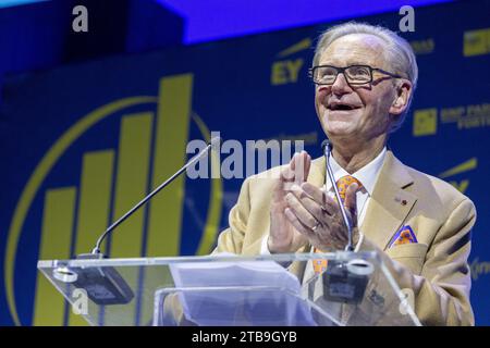 Bruxelles, Belgio. 5 dicembre 2023. L'industriale fiammingo Willy Naessens tiene un discorso in occasione della cerimonia di premiazione della 29a edizione della "compagnia dell'anno" e della "Scala dell'anno" (fiamminga) per l'anno 2023, martedì 05 dicembre 2023 a Bruxelles. BELGA PHOTO NICOLAS MAETERLINCK Credit: Belga News Agency/Alamy Live News Foto Stock