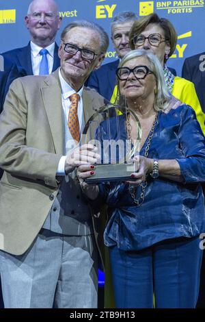 Bruxelles, Belgio. 5 dicembre 2023. L'industriale fiammingo Willy Naessens e Marie Janne raffigurati durante la cerimonia di premiazione della 29a edizione della "compagnia dell'anno" e della "Scala dell'anno" (fiamminga) per l'anno 2023, martedì 05 dicembre 2023 a Bruxelles. BELGA PHOTO NICOLAS MAETERLINCK Credit: Belga News Agency/Alamy Live News Foto Stock