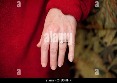 Primo piano di una fede nuziale; Lincoln, Nebraska, Stati Uniti d'America Foto Stock