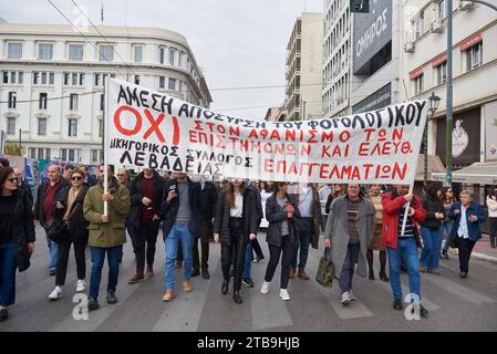 Atene, Grecia. 5 dicembre 2023. I manifestanti marciano verso il parlamento tenendo striscioni e gridando slogan contro il governo. Migliaia di lavoratori autonomi, come avvocati e piccoli imprenditori, sono scesi in piazza per manifestare sull'imminente aumento delle loro tasse. (Immagine di credito: © Nikolas Georgiou/ZUMA Press Wire) SOLO USO EDITORIALE! Non per USO commerciale! Crediti: ZUMA Press, Inc./Alamy Live News Foto Stock