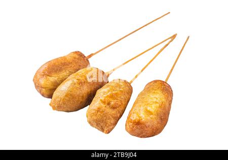 Corn dog fritti in casa. Isolata, sfondo bianco Foto Stock