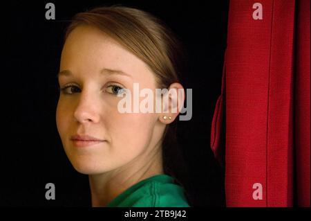 Ritratto ravvicinato di una bella giovane donna, Studio Foto Stock