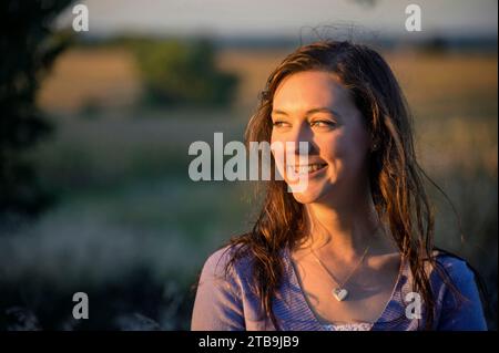 Ritratto di una ragazza adolescente in un campo di campagna; Dunbar, Nebraska, Stati Uniti d'America Foto Stock