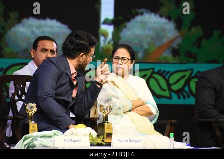 Il cricket è diventato industriale Sourav Ganguly (L) parlando con Mamata Banerjee (R), primo ministro del Bengala Occidentale alla funzione inaugurale della 29a edizione del Kolkata International Film Festival (KIFF 29), organizzato dal Dipartimento per gli affari culturali e dell'informazione, governo del Bengala Occidentale, che si terrà tra il 5 e il 12 dicembre 2023 a Calcutta, la capitale culturale dello Stato del Bengala Occidentale. Questo festival è accreditato dalla International Federation of Film Producers' Association o FIAPF. (Foto di Biswarup Ganguly/Pacific Press) Foto Stock