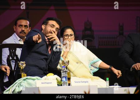 Il cricket è diventato industriale Sourav Ganguly (L) parlando con Mamata Banerjee (R), primo ministro del Bengala Occidentale alla funzione inaugurale della 29a edizione del Kolkata International Film Festival (KIFF 29), organizzato dal Dipartimento per gli affari culturali e dell'informazione, governo del Bengala Occidentale, che si terrà tra il 5 e il 12 dicembre 2023 a Calcutta, la capitale culturale dello Stato del Bengala Occidentale. Questo festival è accreditato dalla International Federation of Film Producers' Association o FIAPF. (Foto di Biswarup Ganguly/Pacific Press) Foto Stock