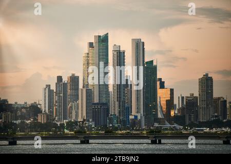 Vista della strada sull'acqua (cinta costera) skyline di Panama City, Repubblica di Panama, America centrale. Foto Stock