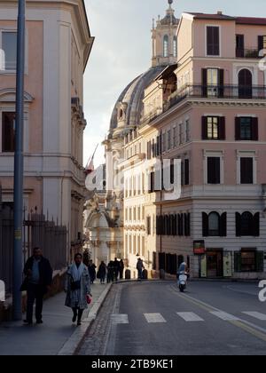 Pedoni con la cupola della Chiesa del Santissimo nome di Maria alle spalle del foro Traiano. Roma, regione Lazio, Italia, dicembre Foto Stock