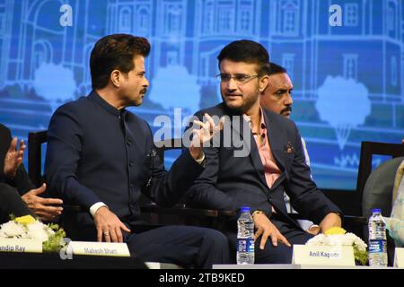 Calcutta, Bengala Occidentale, India. 5 dicembre 2023. Il produttore attore di Bollywood Anil Kapoor (L) che parla con Cricketer è diventato industriale Sourav Ganguly alla funzione inaugurale della 29a edizione del Kolkata International Film Festival (KIFF 29), organizzato dal Dipartimento per gli affari culturali e dell'informazione del governo del Bengala Occidentale, che si terrà tra il 5 e il 12 dicembre 2023 a Calcutta, la capitale culturale dello Stato del Bengala Occidentale. Questo festival è accreditato dalla International Federation of Film Producers' Association o FIAPF. (Immagine di credito: © Biswarup Ganguly/Pacific Foto Stock