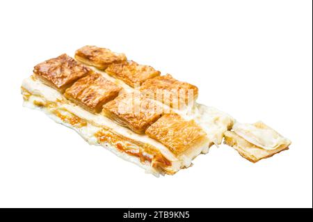 Pasta ripiena di filo di formaggio turco borek o su boregi. Isolata, sfondo bianco Foto Stock
