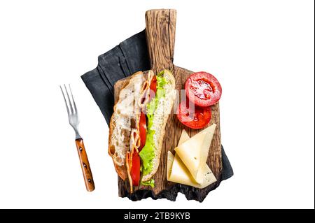 Sandwich di tacchino affumicato con prosciutto, formaggio, pomodoro e lattuga. Isolata, sfondo bianco Foto Stock