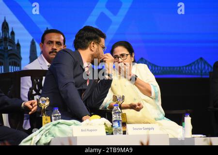 Calcutta, Bengala Occidentale, India. 5 dicembre 2023. Il cricket è diventato industriale Sourav Ganguly (L) parlando con Mamata Banerjee (R), primo ministro del Bengala Occidentale alla funzione inaugurale della 29a edizione del Kolkata International Film Festival (KIFF 29), organizzato dal Dipartimento per gli affari culturali e dell'informazione, governo del Bengala Occidentale, che si terrà tra il 5 e il 12 dicembre 2023 a Calcutta, la capitale culturale dello Stato del Bengala Occidentale. Questo festival è accreditato dalla International Federation of Film Producers' Association o FIAPF. (Immagine di credito: © Biswarup G Foto Stock