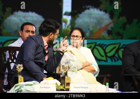 Calcutta, Bengala Occidentale, India. 5 dicembre 2023. Il cricket è diventato industriale Sourav Ganguly (L) parlando con Mamata Banerjee (R), primo ministro del Bengala Occidentale alla funzione inaugurale della 29a edizione del Kolkata International Film Festival (KIFF 29), organizzato dal Dipartimento per gli affari culturali e dell'informazione, governo del Bengala Occidentale, che si terrà tra il 5 e il 12 dicembre 2023 a Calcutta, la capitale culturale dello Stato del Bengala Occidentale. Questo festival è accreditato dalla International Federation of Film Producers' Association o FIAPF. (Immagine di credito: © Biswarup G Foto Stock