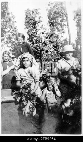 Fotografia in bianco e nero degli anni '1940 di una famiglia londinese che si è recata nel Kent per raccogliere frutta e luppolo. Foto Stock