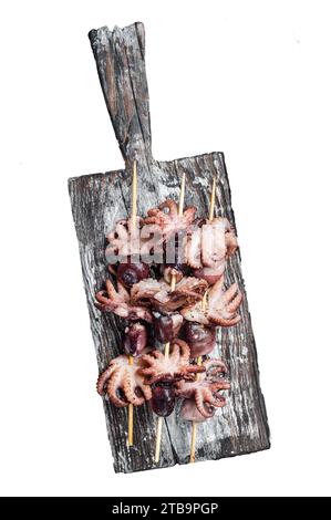 Spiedini con mini polpi grigliati. Isolata, sfondo bianco Foto Stock