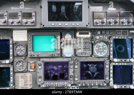 Vista interna del cruscotto dell'elicottero Agusta cockpit con pulsanti, interruttori, fari, display Foto Stock