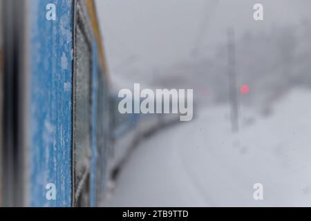 Treni elettrici vicino alla foresta innevata a Chotycany, CZ 12 02 2023 Foto Stock