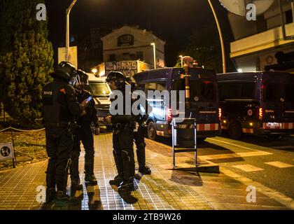 Barcellona, Spagna. 30 novembre 2023. Membri del Mossos d'Esquadra, che preparano gli accordi di sicurezza prima dell'intervento. Più di 300 membri del Mossos d'Esquadra e della Guardia Urbana intervennero nell'Eviction El Kubo e la Ruina. Gli edifici sono stati finalmente sgomberati. Un totale di 7 squatters erano all'interno all'epoca. (Foto di Mario Coll/SOPA Images/Sipa USA) credito: SIPA USA/Alamy Live News Foto Stock