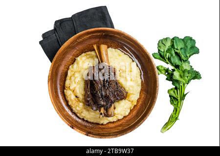 Stinco di agnello brasato sul purè di patate in un piatto. Isolata, sfondo bianco Foto Stock