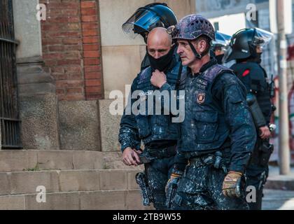 Barcellona, Spagna. 30 novembre 2023. Mossos d'Esquadra (agenti di polizia) visto durante lo sfratto. Più di 300 membri del Mossos d'Esquadra e della Guardia Urbana intervennero nell'Eviction El Kubo e la Ruina. Gli edifici sono stati finalmente sgomberati. Un totale di 7 squatters erano all'interno all'epoca. (Foto di Mario Coll/SOPA Images/Sipa USA) credito: SIPA USA/Alamy Live News Foto Stock