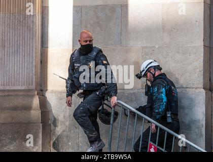 Barcellona, Spagna. 30 novembre 2023. Due Mossos d'Esquadra parlano dopo aver sfrattato l'edificio. Più di 300 membri del Mossos d'Esquadra e della Guardia Urbana intervennero nell'Eviction El Kubo e la Ruina. Gli edifici sono stati finalmente sgomberati. Un totale di 7 squatters erano all'interno all'epoca. (Foto di Mario Coll/SOPA Images/Sipa USA) credito: SIPA USA/Alamy Live News Foto Stock