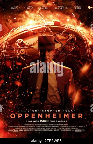 Oppenheimer (2023), diretto da Christopher Nolan e interpretato da Cillian Murphy, Emily Blunt e Matt Damon. La storia dello scienziato americano, J. Robert Oppenheimer, e il suo ruolo nello sviluppo della bomba atomica. Poster US One sheet***SOLO PER USO EDITORIALE***. Credito: BFA / Universal Pictures Foto Stock