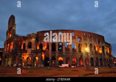Colosseo Romano a Roma Italia, una delle meraviglie del mondo. Foto Stock