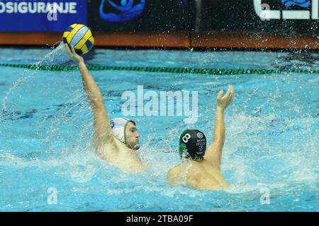 Spalato, Croazia. 5 dicembre 2023. SPALATO, CROAZIA - 5 DICEMBRE: Duje Pejkovic di Jadran Spalato in azione durante la partita a gironi della LEN Champions League tra VK Jadran Spalato e FTC Telekom Budapest allo Sportski Centar Poljud il 5 dicembre 2023 a Spalato, Croazia. Foto: Ivo Cagalj/PIXSELL credito: Pixsell/Alamy Live News Foto Stock