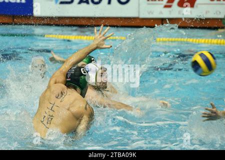 Spalato, Croazia. 5 dicembre 2023. SPALATO, CROAZIA - 5 DICEMBRE: Edoardo di somma della FTC Telekom in azione contro Duje Pejkovic di Jadran Splitduring LEN Champions League fase a gironi match tra VK Jadran Split e FTC Telekom Budapest allo Sportski Centar Poljud il 5 dicembre 2023 a Spalato, Croazia. Foto: Ivo Cagalj/PIXSELL credito: Pixsell/Alamy Live News Foto Stock