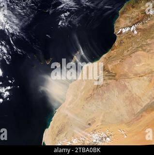 14 gennaio 2022 - la polvere proveniente dall'Africa nordoccidentale soffia sulle Isole Canarie. Foto Stock