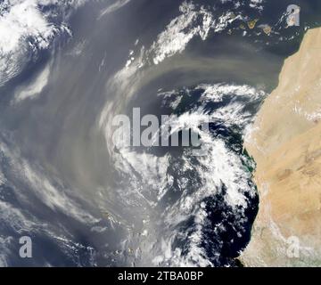 26 luglio 2022 - Vista satellitare di un pennacchio fresco di polvere mentre si diffonde sul Sahara Occidentale. Foto Stock