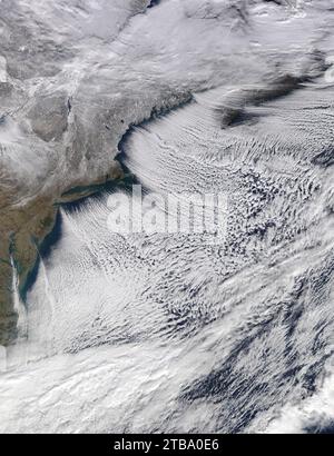 Vista satellitare del paesaggio ghiacciato del nord-est con le strade nuvole che soffiano sull'Oceano Atlantico. Foto Stock