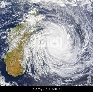 Vista satellitare del ciclone Batsirai al largo della costa del Madagascar. Foto Stock