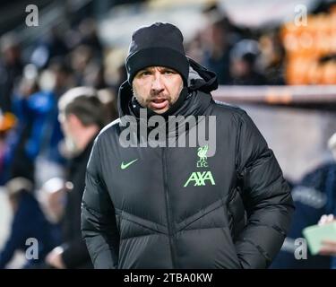 BRADFORD, REGNO UNITO. 5 dicembre 2023. EFL TROPHY: Bradford City AFC contro Liverpool FC Under 21’s.. Barry Lewtas, capo allenatore del Liverpool FC Credit Paul B Whitehurst/Alamy Live News Foto Stock