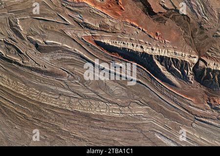 Vista dallo spazio che mostra le pieghe e le strutture geologiche del bacino settentrionale del Bighorn. Foto Stock