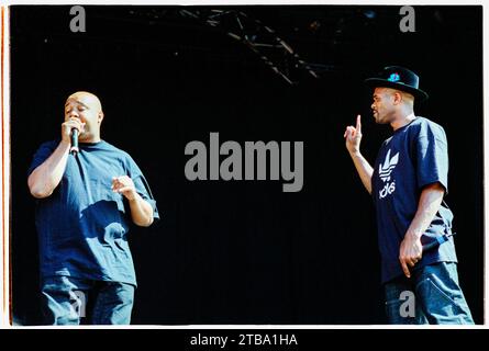 DARRYL MCDANIELS & JOSEPH SIMMONS, RUN DMC, READING FESTIVAL, 2001. Darryl McDaniels (DMC, a sinistra) e Joseph Simmons (Run, a destra) dei Run DMC che suonano sul Main Stage al Reading Festival, Reading, Regno Unito il 24 agosto 2001. I Run DMC erano in tour con il loro ultimo album "Crown Royal". Si separarono un anno dopo, nel 2002, dopo l'assassinio di DJ Jason "Jam Master Jay" Mizell. Foto: Rob Watkins Foto Stock