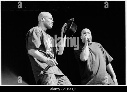 DARRYL MCDANIELS & JOSEPH SIMMONS, RUN DMC, READING FESTIVAL, 2001. Darryl McDaniels (DMC, a sinistra) e Joseph Simmons (Run, a destra) dei Run DMC che suonano sul Main Stage al Reading Festival, Reading, Regno Unito il 24 agosto 2001. I Run DMC erano in tour con il loro ultimo album "Crown Royal". Si separarono un anno dopo, nel 2002, dopo l'assassinio di DJ Jason "Jam Master Jay" Mizell. Foto: Rob Watkins Foto Stock