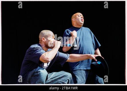 DARRYL MCDANIELS & JOSEPH SIMMONS, RUN DMC, READING FESTIVAL, 2001. Darryl McDaniels (DMC, a sinistra) e Joseph Simmons (Run, a destra) dei Run DMC che suonano sul Main Stage al Reading Festival, Reading, Regno Unito il 24 agosto 2001. I Run DMC erano in tour con il loro ultimo album "Crown Royal". Si separarono un anno dopo, nel 2002, dopo l'assassinio di DJ Jason "Jam Master Jay" Mizell. Foto: Rob Watkins Foto Stock