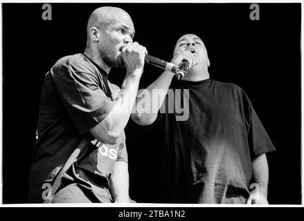 DARRYL MCDANIELS & JOSEPH SIMMONS, RUN DMC, READING FESTIVAL, 2001. Darryl McDaniels (DMC, a sinistra) e Joseph Simmons (Run, a destra) dei Run DMC che suonano sul Main Stage al Reading Festival, Reading, Regno Unito il 24 agosto 2001. I Run DMC erano in tour con il loro ultimo album "Crown Royal". Si separarono un anno dopo, nel 2002, dopo l'assassinio di DJ Jason "Jam Master Jay" Mizell. Foto: Rob Watkins Foto Stock