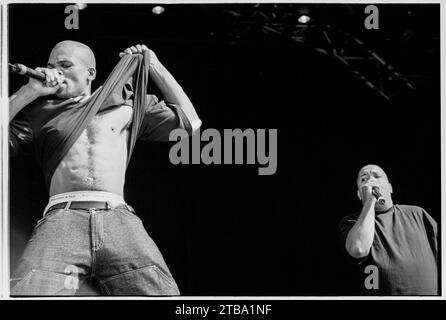 DARRYL MCDANIELS & JOSEPH SIMMONS, RUN DMC, READING FESTIVAL, 2001. Darryl McDaniels (DMC, a sinistra) e Joseph Simmons (Run, a destra) dei Run DMC che suonano sul Main Stage al Reading Festival, Reading, Regno Unito il 24 agosto 2001. I Run DMC erano in tour con il loro ultimo album "Crown Royal". Si separarono un anno dopo, nel 2002, dopo l'assassinio di DJ Jason "Jam Master Jay" Mizell. Foto: Rob Watkins Foto Stock