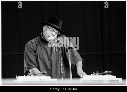 JASON MIZELL, RUN DMC, READING FESTIVAL, 2001: DJ Jason 'Jam Master Jay' Mizell (1965-2002) of Run DMC Playing on the Main Stage at Reading Festival, Reading, Regno Unito il 24 agosto 2001. I Run DMC erano in tour con il loro ultimo album "Crown Royal". Si separarono un anno dopo, nel 2002, dopo l'assassinio di DJ Jason "Jam Master Jay" Mizell. Foto: Rob Watkins Foto Stock