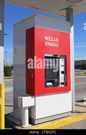 San Antonio, Stati Uniti. 5 dicembre 2023. Veduta di un bancomat Wells Fargo vicino a Valley Hi Drive a San Antonio, Texas, USA, il 5 dicembre 2023. Wells Fargo serve oltre 70 milioni di clienti in tutto il mondo poiché opera in 35 paesi. (Foto di Carlos Kosienski/Sipa USA) credito: SIPA USA/Alamy Live News Foto Stock