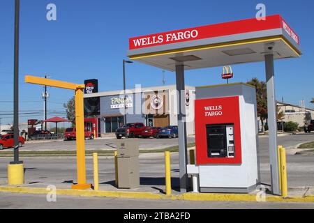 San Antonio, Stati Uniti. 5 dicembre 2023. Veduta di un bancomat Wells Fargo vicino a Valley Hi Drive a San Antonio, Texas, USA, il 5 dicembre 2023. Wells Fargo serve oltre 70 milioni di clienti in tutto il mondo poiché opera in 35 paesi. (Foto di Carlos Kosienski/Sipa USA) credito: SIPA USA/Alamy Live News Foto Stock