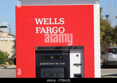 San Antonio, Stati Uniti. 5 dicembre 2023. Veduta di un bancomat Wells Fargo vicino a Valley Hi Drive a San Antonio, Texas, USA, il 5 dicembre 2023. Wells Fargo serve oltre 70 milioni di clienti in tutto il mondo poiché opera in 35 paesi. (Foto di Carlos Kosienski/Sipa USA) credito: SIPA USA/Alamy Live News Foto Stock