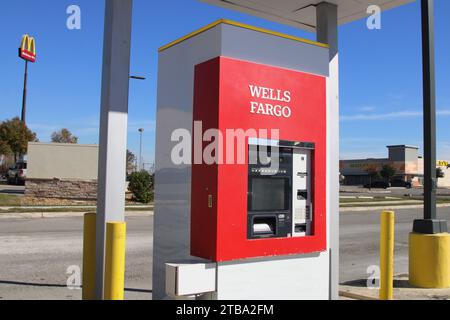 San Antonio, Stati Uniti. 5 dicembre 2023. Veduta di un bancomat Wells Fargo vicino a Valley Hi Drive a San Antonio, Texas, USA, il 5 dicembre 2023. Wells Fargo serve oltre 70 milioni di clienti in tutto il mondo poiché opera in 35 paesi. (Foto di Carlos Kosienski/Sipa USA) credito: SIPA USA/Alamy Live News Foto Stock