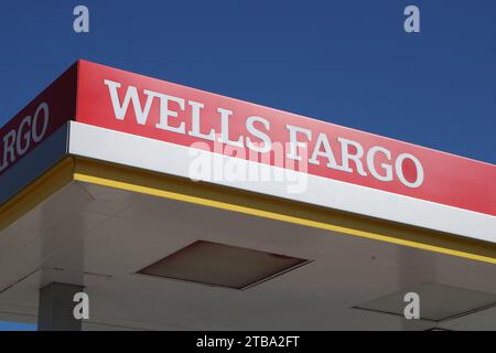 San Antonio, Stati Uniti. 5 dicembre 2023. Veduta di un bancomat Wells Fargo vicino a Valley Hi Drive a San Antonio, Texas, USA, il 5 dicembre 2023. Wells Fargo serve oltre 70 milioni di clienti in tutto il mondo poiché opera in 35 paesi. (Foto di Carlos Kosienski/Sipa USA) credito: SIPA USA/Alamy Live News Foto Stock